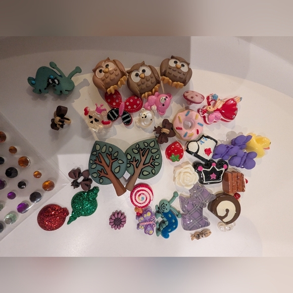 Felt, ribbon, embroidered and Resin applique assorted lot for crafts & projects - Picture 9 of 12